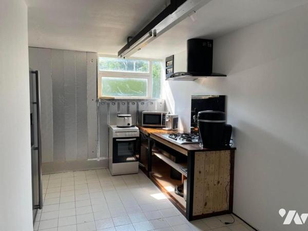 Local de 750 m² avec ses BUREAUX