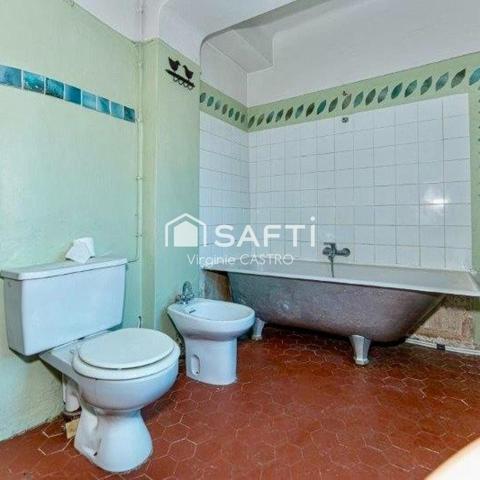 AUTHENTIQUE BATISSE EN PIERRE A RENOVER - 8 PIECES avec COMBLES & GARAGES