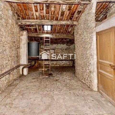 AUTHENTIQUE BATISSE EN PIERRE A RENOVER - 8 PIECES avec COMBLES & GARAGES