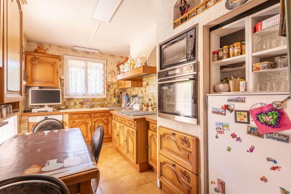 Septèmes-les-Vallons (13240) SEPTEMES LES VALLONS ( 13240) Propriété 2400m2 2 logements indépendants avec piscine + garage