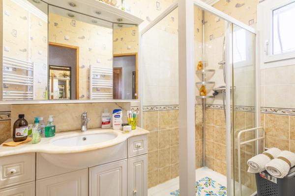 Septèmes-les-Vallons (13240) SEPTEMES LES VALLONS ( 13240) Propriété 2400m2 2 logements indépendants avec piscine + garage