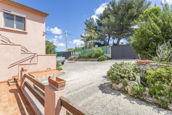 Septèmes-les-Vallons (13240) SEPTEMES LES VALLONS ( 13240) Propriété 2400m2 2 logements indépendants avec piscine + garage