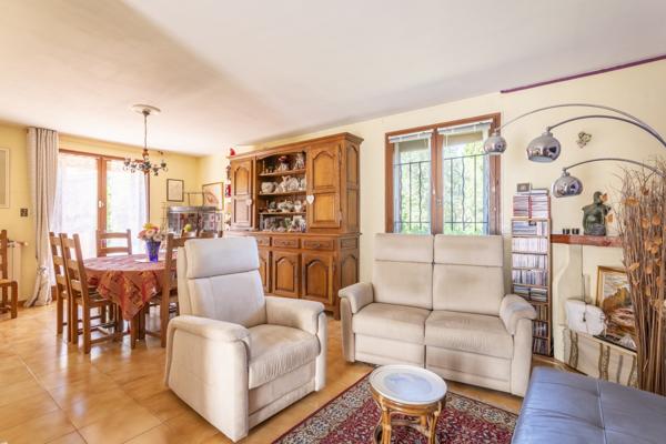 Septèmes-les-Vallons (13240) SEPTEMES LES VALLONS ( 13240) Propriété 2400m2 2 logements indépendants avec piscine + garage