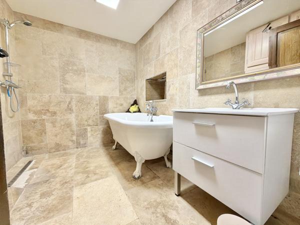 Propriété avec vues, piscine et gites. Montcabrier (46700)