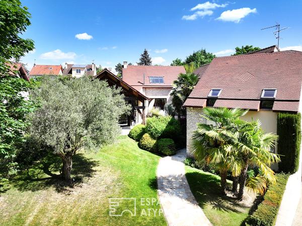 La maison d’architecte aux volumes XXL avec une piscine intérieure à Verrières le buisson