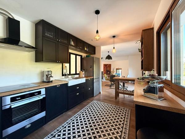 Belle maison de 158 m² au sol, 6 pièces, 4 chambres, sur un terrain de 530 m². SAINT AVE