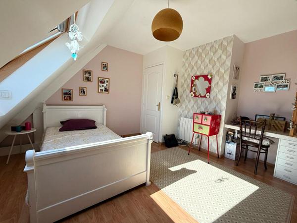 Belle maison de 158 m² au sol, 6 pièces, 4 chambres, sur un terrain de 530 m². SAINT AVE