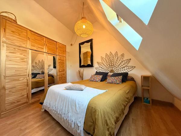 Belle maison de 158 m² au sol, 6 pièces, 4 chambres, sur un terrain de 530 m². SAINT AVE