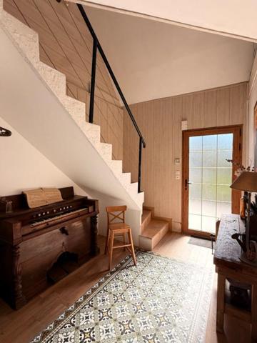 Belle maison de 158 m² au sol, 6 pièces, 4 chambres, sur un terrain de 530 m². SAINT AVE