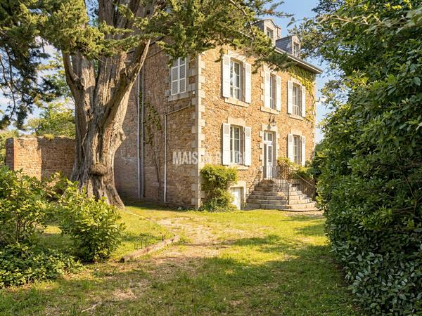 Saint-Briac-sur-Mer: Proprieté XIXème composée d''une maison de capitaine et maison de gardien, à deux pas du bourg