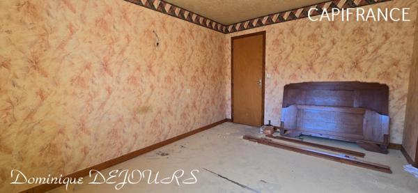 Grande Maison de 136m² habitable avec un garage en rez-de-chaussée d'environ 150m² proche de SAINT SAUVEUR DE MONTAGUT et surplombant la Dolce Via.