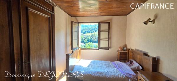 Grande Maison de 136m² habitable avec un garage en rez-de-chaussée d'environ 150m² proche de SAINT SAUVEUR DE MONTAGUT et surplombant la Dolce Via.