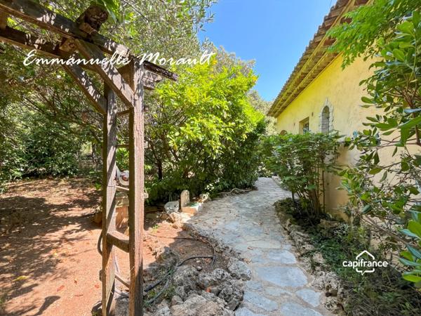 Villa à vendre 4 pièces avec terrasse et piscine BAGNOLS EN FORET (83)