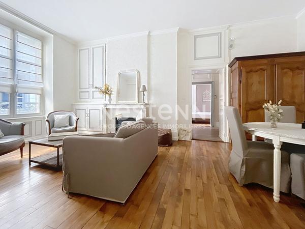 ORLEANS CATHEDRALE - SUPERBE APPARTEMENT meublé DU XXVII ème - CHARME -  3 CHAMBRES - HAUTEUR SOUS PLAFOND