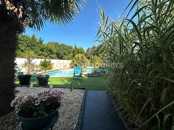 Vente
                Maison171 m² - 6 Pièces -
                    ARVERT (17530)