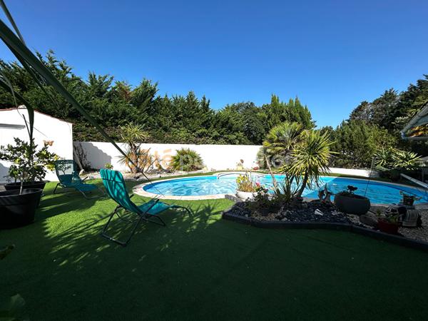 Vente
                Maison171 m² - 6 Pièces -
                    ARVERT (17530)