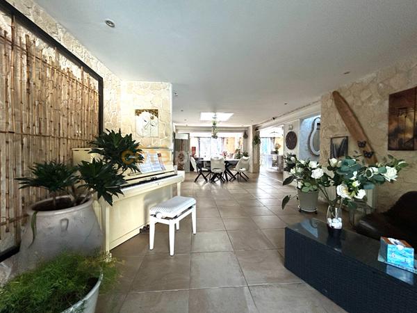 Vente
                Maison171 m² - 6 Pièces -
                    ARVERT (17530)