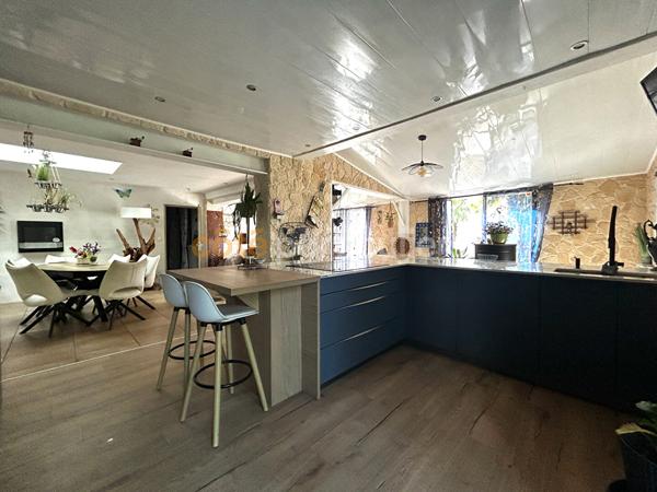 Vente
                Maison171 m² - 6 Pièces -
                    ARVERT (17530)