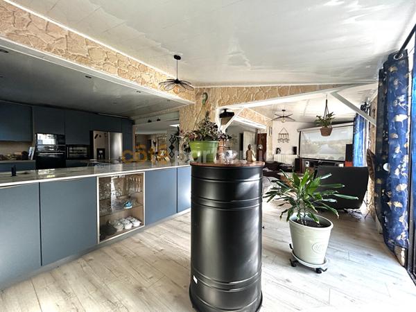Vente
                Maison171 m² - 6 Pièces -
                    ARVERT (17530)