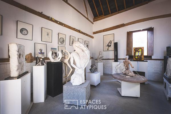 Fermette picarde avec atelier d’artiste et dépendances en campagne samarienne