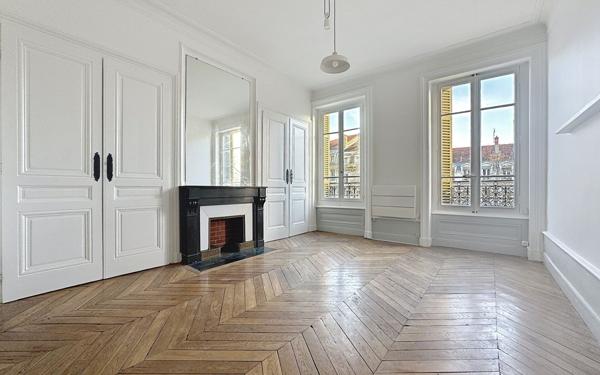 Immeuble à vendre    15 pièces • 925,63 m2 Lyon 4