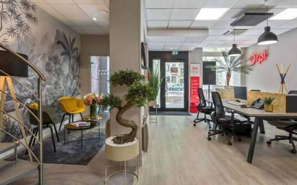 Immeuble à vendre    15 pièces • 925,63 m2 Lyon 4