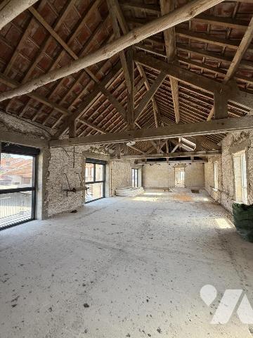 EXCLUSIVITE- VRIGNY- Maison en cours de rénovation d’environ 193m2 habitables avec dépendances