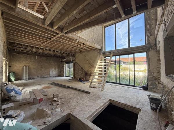 EXCLUSIVITE- VRIGNY- Maison en cours de rénovation d’environ 193m2 habitables avec dépendances