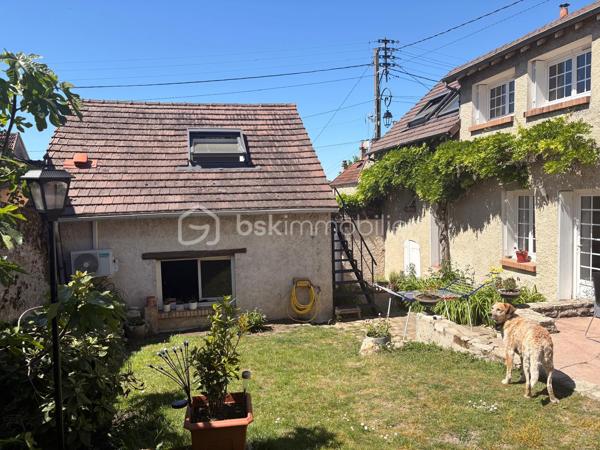 Au cœur du village de Saintry-sur-Seine, venez découvrir cette belle longère en pierre de type F5.
Elle est composé d'une entrée sur cuisine aménagée et équipée, une salle vaste salle à manger, un beau séjour avec poêle, un w.c indépendant.
A l'étage le palier dessert 1 salle d'eau, 2 chambres et 1 suite parentale avec salle d'eau.
De plus au dessus du garage indépendant un studio avec salle d'eau.
Le jardin exposé plein sud avec sa terrasse et clos de mur.
Contactez-moi pour une visite.