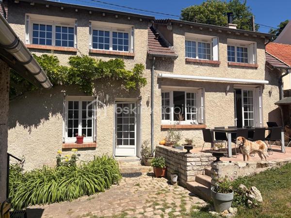 Au cœur du village de Saintry-sur-Seine, venez découvrir cette belle longère en pierre de type F5.
Elle est composé d'une entrée sur cuisine aménagée et équipée, une salle vaste salle à manger, un beau séjour avec poêle, un w.c indépendant.
A l'étage le palier dessert 1 salle d'eau, 2 chambres et 1 suite parentale avec salle d'eau.
De plus au dessus du garage indépendant un studio avec salle d'eau.
Le jardin exposé plein sud avec sa terrasse et clos de mur.
Contactez-moi pour une visite.