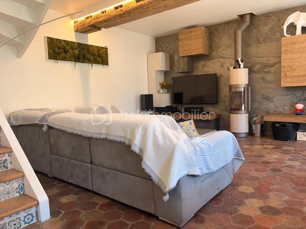 Au cœur du village de Saintry-sur-Seine, venez découvrir cette belle longère en pierre de type F5.
Elle est composé d'une entrée sur cuisine aménagée et équipée, une salle vaste salle à manger, un beau séjour avec poêle, un w.c indépendant.
A l'étage le palier dessert 1 salle d'eau, 2 chambres et 1 suite parentale avec salle d'eau.
De plus au dessus du garage indépendant un studio avec salle d'eau.
Le jardin exposé plein sud avec sa terrasse et clos de mur.
Contactez-moi pour une visite.
