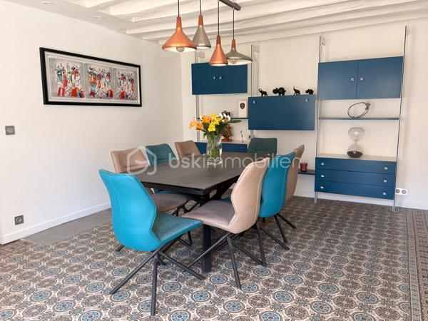 Au cœur du village de Saintry-sur-Seine, venez découvrir cette belle longère en pierre de type F5.
Elle est composé d'une entrée sur cuisine aménagée et équipée, une salle vaste salle à manger, un beau séjour avec poêle, un w.c indépendant.
A l'étage le palier dessert 1 salle d'eau, 2 chambres et 1 suite parentale avec salle d'eau.
De plus au dessus du garage indépendant un studio avec salle d'eau.
Le jardin exposé plein sud avec sa terrasse et clos de mur.
Contactez-moi pour une visite.