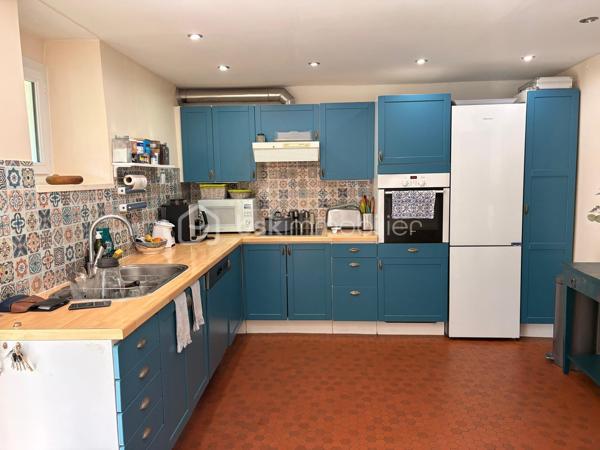 Au cœur du village de Saintry-sur-Seine, venez découvrir cette belle longère en pierre de type F5.
Elle est composé d'une entrée sur cuisine aménagée et équipée, une salle vaste salle à manger, un beau séjour avec poêle, un w.c indépendant.
A l'étage le palier dessert 1 salle d'eau, 2 chambres et 1 suite parentale avec salle d'eau.
De plus au dessus du garage indépendant un studio avec salle d'eau.
Le jardin exposé plein sud avec sa terrasse et clos de mur.
Contactez-moi pour une visite.