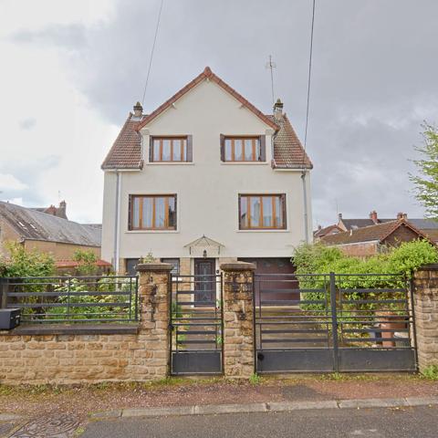 Maison Guerigny, 4 chambres, proche commerces, a 15 minutes de NEVERS et proche autoroute