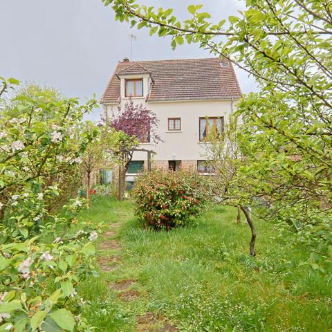 Maison Guerigny, 4 chambres, proche commerces, a 15 minutes de NEVERS et proche autoroute
