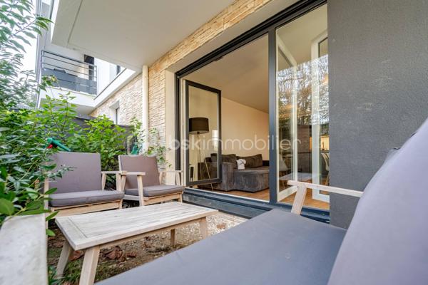 Venez découvrir ce bel appartement, très LUMINEUX et son jardin de 122m².
Vaires-sur-Marne, dans une résidence de STANDING de 2021, calme et sécurisée, situé tout proche de la base olympique.
A proximités de toutes commodités: écoles, commerces, Gare Vaires/Torcy à 10 minutes à pied.

Il se compose d'une entrée avec rangements, d'un salon ouvert sur une cuisine moderne équipée, de deux chambres donnant également sur le jardin, une salle de bain et WC séparé.
Un emplacement de parking en sous-sol.
Un jardin exposition SUD, faisant le tour de l'appartement.

Les atouts:
- Jardin de 122m²,
- Aucun travaux à prévoir,
-Décoration soignée,
- DPE C,
- Local à vélo,
- Résidence calme et sécurisée,
***Accordez-vous une simple visite et laissez-vous charmer !
