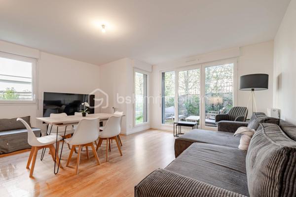 Venez découvrir ce bel appartement, très LUMINEUX et son jardin de 122m².
Vaires-sur-Marne, dans une résidence de STANDING de 2021, calme et sécurisée, situé tout proche de la base olympique.
A proximités de toutes commodités: écoles, commerces, Gare Vaires/Torcy à 10 minutes à pied.

Il se compose d'une entrée avec rangements, d'un salon ouvert sur une cuisine moderne équipée, de deux chambres donnant également sur le jardin, une salle de bain et WC séparé.
Un emplacement de parking en sous-sol.
Un jardin exposition SUD, faisant le tour de l'appartement.

Les atouts:
- Jardin de 122m²,
- Aucun travaux à prévoir,
-Décoration soignée,
- DPE C,
- Local à vélo,
- Résidence calme et sécurisée,
***Accordez-vous une simple visite et laissez-vous charmer !
