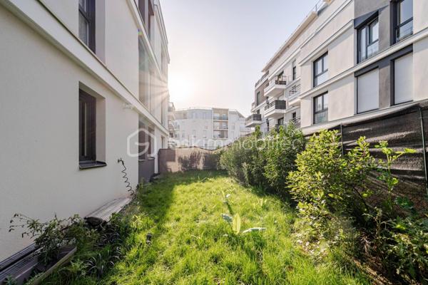 Venez découvrir ce bel appartement, très LUMINEUX et son jardin de 122m².
Vaires-sur-Marne, dans une résidence de STANDING de 2021, calme et sécurisée, situé tout proche de la base olympique.
A proximités de toutes commodités: écoles, commerces, Gare Vaires/Torcy à 10 minutes à pied.

Il se compose d'une entrée avec rangements, d'un salon ouvert sur une cuisine moderne équipée, de deux chambres donnant également sur le jardin, une salle de bain et WC séparé.
Un emplacement de parking en sous-sol.
Un jardin exposition SUD, faisant le tour de l'appartement.

Les atouts:
- Jardin de 122m²,
- Aucun travaux à prévoir,
-Décoration soignée,
- DPE C,
- Local à vélo,
- Résidence calme et sécurisée,
***Accordez-vous une simple visite et laissez-vous charmer !