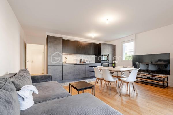 Venez découvrir ce bel appartement, très LUMINEUX et son jardin de 122m².
Vaires-sur-Marne, dans une résidence de STANDING de 2021, calme et sécurisée, situé tout proche de la base olympique.
A proximités de toutes commodités: écoles, commerces, Gare Vaires/Torcy à 10 minutes à pied.

Il se compose d'une entrée avec rangements, d'un salon ouvert sur une cuisine moderne équipée, de deux chambres donnant également sur le jardin, une salle de bain et WC séparé.
Un emplacement de parking en sous-sol.
Un jardin exposition SUD, faisant le tour de l'appartement.

Les atouts:
- Jardin de 122m²,
- Aucun travaux à prévoir,
-Décoration soignée,
- DPE C,
- Local à vélo,
- Résidence calme et sécurisée,
***Accordez-vous une simple visite et laissez-vous charmer !