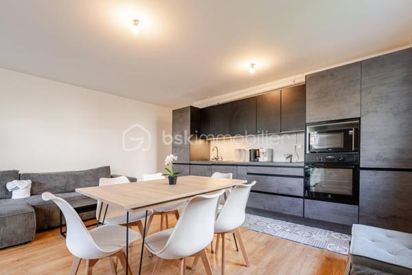 Venez découvrir ce bel appartement, très LUMINEUX et son jardin de 122m².
Vaires-sur-Marne, dans une résidence de STANDING de 2021, calme et sécurisée, situé tout proche de la base olympique.
A proximités de toutes commodités: écoles, commerces, Gare Vaires/Torcy à 10 minutes à pied.

Il se compose d'une entrée avec rangements, d'un salon ouvert sur une cuisine moderne équipée, de deux chambres donnant également sur le jardin, une salle de bain et WC séparé.
Un emplacement de parking en sous-sol.
Un jardin exposition SUD, faisant le tour de l'appartement.

Les atouts:
- Jardin de 122m²,
- Aucun travaux à prévoir,
-Décoration soignée,
- DPE C,
- Local à vélo,
- Résidence calme et sécurisée,
***Accordez-vous une simple visite et laissez-vous charmer !