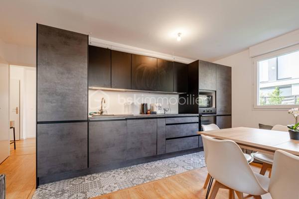 Venez découvrir ce bel appartement, très LUMINEUX et son jardin de 122m².
Vaires-sur-Marne, dans une résidence de STANDING de 2021, calme et sécurisée, situé tout proche de la base olympique.
A proximités de toutes commodités: écoles, commerces, Gare Vaires/Torcy à 10 minutes à pied.

Il se compose d'une entrée avec rangements, d'un salon ouvert sur une cuisine moderne équipée, de deux chambres donnant également sur le jardin, une salle de bain et WC séparé.
Un emplacement de parking en sous-sol.
Un jardin exposition SUD, faisant le tour de l'appartement.

Les atouts:
- Jardin de 122m²,
- Aucun travaux à prévoir,
-Décoration soignée,
- DPE C,
- Local à vélo,
- Résidence calme et sécurisée,
***Accordez-vous une simple visite et laissez-vous charmer !
