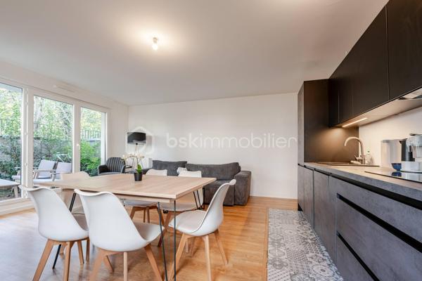 Venez découvrir ce bel appartement, très LUMINEUX et son jardin de 122m².
Vaires-sur-Marne, dans une résidence de STANDING de 2021, calme et sécurisée, situé tout proche de la base olympique.
A proximités de toutes commodités: écoles, commerces, Gare Vaires/Torcy à 10 minutes à pied.

Il se compose d'une entrée avec rangements, d'un salon ouvert sur une cuisine moderne équipée, de deux chambres donnant également sur le jardin, une salle de bain et WC séparé.
Un emplacement de parking en sous-sol.
Un jardin exposition SUD, faisant le tour de l'appartement.

Les atouts:
- Jardin de 122m²,
- Aucun travaux à prévoir,
-Décoration soignée,
- DPE C,
- Local à vélo,
- Résidence calme et sécurisée,
***Accordez-vous une simple visite et laissez-vous charmer !