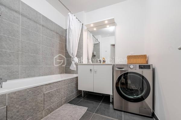 Venez découvrir ce bel appartement, très LUMINEUX et son jardin de 122m².
Vaires-sur-Marne, dans une résidence de STANDING de 2021, calme et sécurisée, situé tout proche de la base olympique.
A proximités de toutes commodités: écoles, commerces, Gare Vaires/Torcy à 10 minutes à pied.

Il se compose d'une entrée avec rangements, d'un salon ouvert sur une cuisine moderne équipée, de deux chambres donnant également sur le jardin, une salle de bain et WC séparé.
Un emplacement de parking en sous-sol.
Un jardin exposition SUD, faisant le tour de l'appartement.

Les atouts:
- Jardin de 122m²,
- Aucun travaux à prévoir,
-Décoration soignée,
- DPE C,
- Local à vélo,
- Résidence calme et sécurisée,
***Accordez-vous une simple visite et laissez-vous charmer !