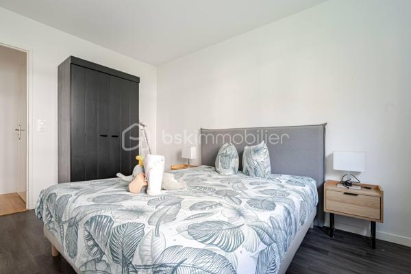 Venez découvrir ce bel appartement, très LUMINEUX et son jardin de 122m².
Vaires-sur-Marne, dans une résidence de STANDING de 2021, calme et sécurisée, situé tout proche de la base olympique.
A proximités de toutes commodités: écoles, commerces, Gare Vaires/Torcy à 10 minutes à pied.

Il se compose d'une entrée avec rangements, d'un salon ouvert sur une cuisine moderne équipée, de deux chambres donnant également sur le jardin, une salle de bain et WC séparé.
Un emplacement de parking en sous-sol.
Un jardin exposition SUD, faisant le tour de l'appartement.

Les atouts:
- Jardin de 122m²,
- Aucun travaux à prévoir,
-Décoration soignée,
- DPE C,
- Local à vélo,
- Résidence calme et sécurisée,
***Accordez-vous une simple visite et laissez-vous charmer !