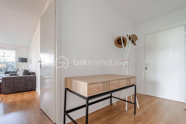 Venez découvrir ce bel appartement, très LUMINEUX et son jardin de 122m².
Vaires-sur-Marne, dans une résidence de STANDING de 2021, calme et sécurisée, situé tout proche de la base olympique.
A proximités de toutes commodités: écoles, commerces, Gare Vaires/Torcy à 10 minutes à pied.

Il se compose d'une entrée avec rangements, d'un salon ouvert sur une cuisine moderne équipée, de deux chambres donnant également sur le jardin, une salle de bain et WC séparé.
Un emplacement de parking en sous-sol.
Un jardin exposition SUD, faisant le tour de l'appartement.

Les atouts:
- Jardin de 122m²,
- Aucun travaux à prévoir,
-Décoration soignée,
- DPE C,
- Local à vélo,
- Résidence calme et sécurisée,
***Accordez-vous une simple visite et laissez-vous charmer !