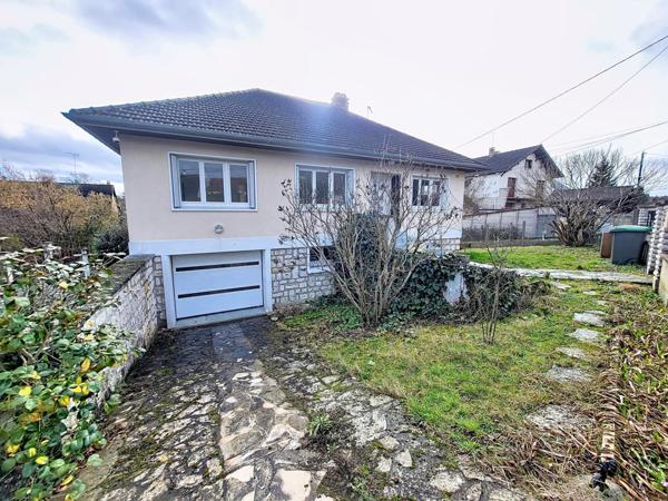 A 600 mètres du centre ville commerçant d' Arpajon. Maison familiale rénovée, 4 chambres dans quartier très recherché