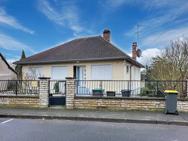 A 600 mètres du centre ville commerçant d' Arpajon. Maison familiale rénovée, 4 chambres dans quartier très recherché