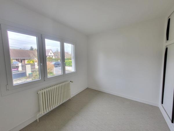 A 600 mètres du centre ville commerçant d' Arpajon. Maison familiale rénovée, 4 chambres dans quartier très recherché