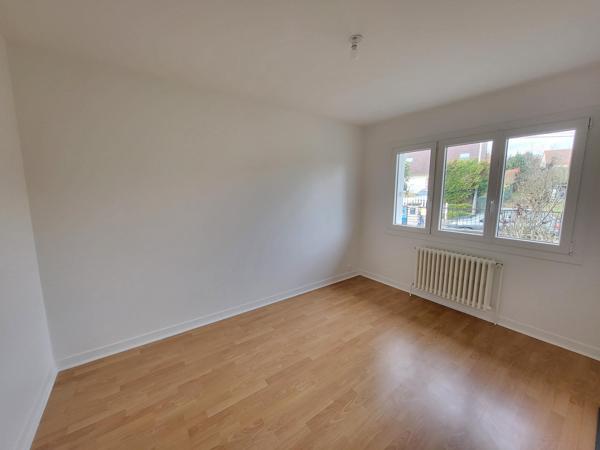 A 600 mètres du centre ville commerçant d' Arpajon. Maison familiale rénovée, 4 chambres dans quartier très recherché