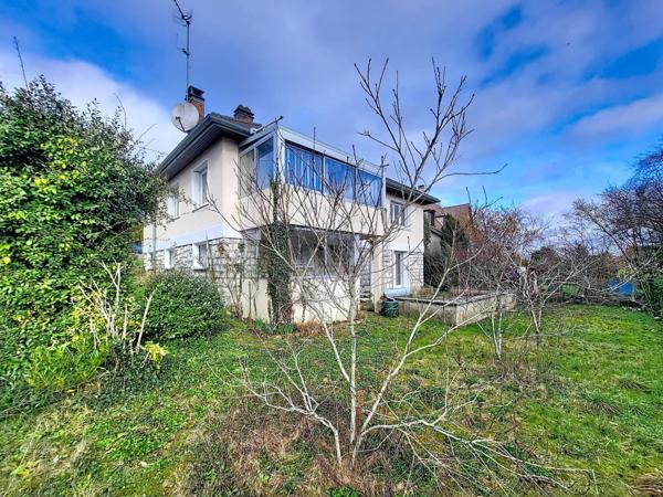 A 600 mètres du centre ville commerçant d' Arpajon. Maison familiale rénovée, 4 chambres dans quartier très recherché